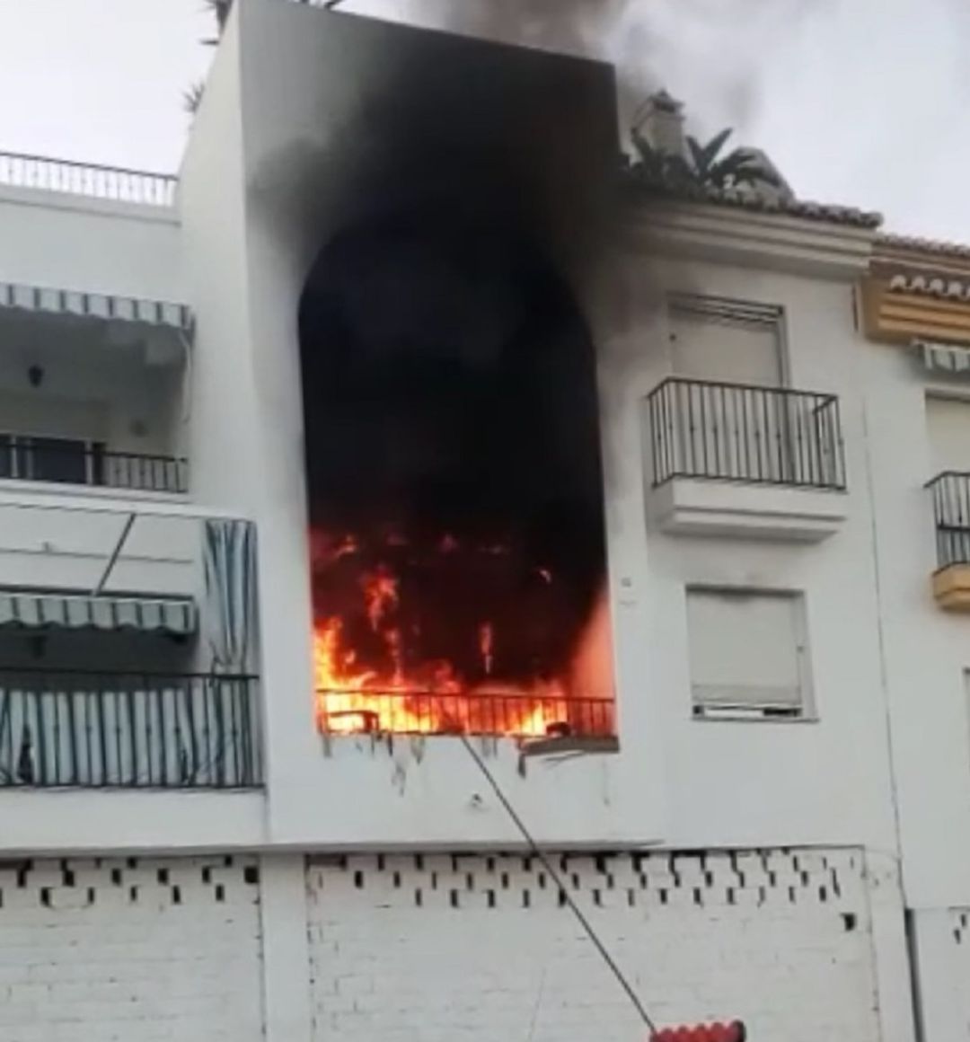 Incendio en la vivienda de un edificio de Salobreña Incendio en la vivienda de un edificio de Salobreña