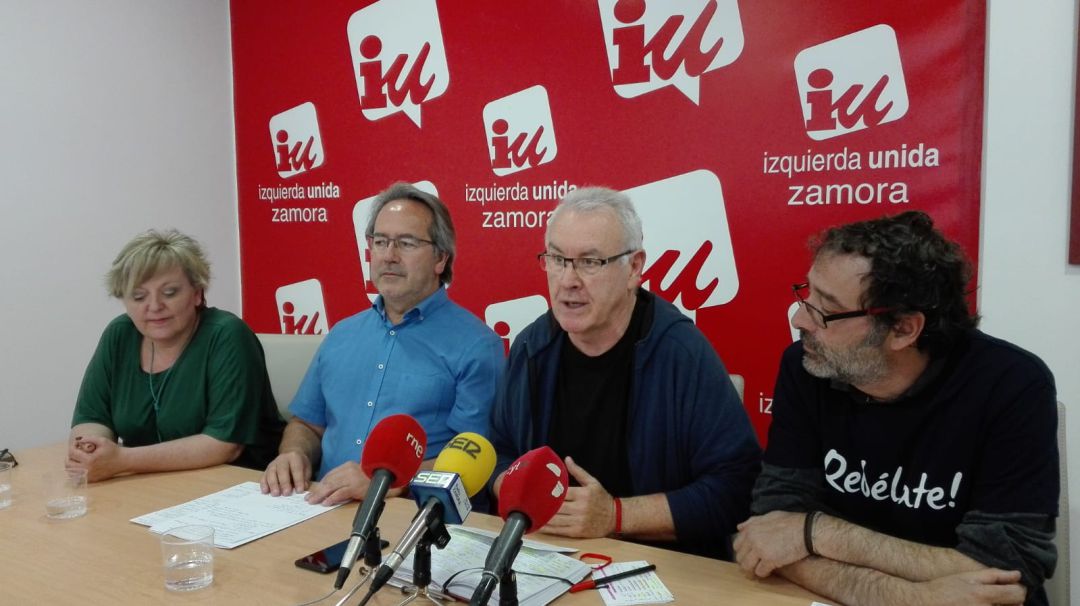 Ana Belén González, Francisco Guarido, Cayo Lara y Miguel Ángel Viñas durante la rueda de prensa Ana Belén González, Francisco Guarido, Cayo Lara y Miguel Ángel Viñas durante la rueda de prensa
