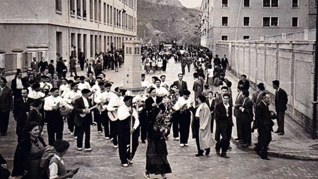 Rondalla de Priego por la calle Astrana Marín, 1954. Rondalla de Priego por la calle Astrana Marín, 1954.