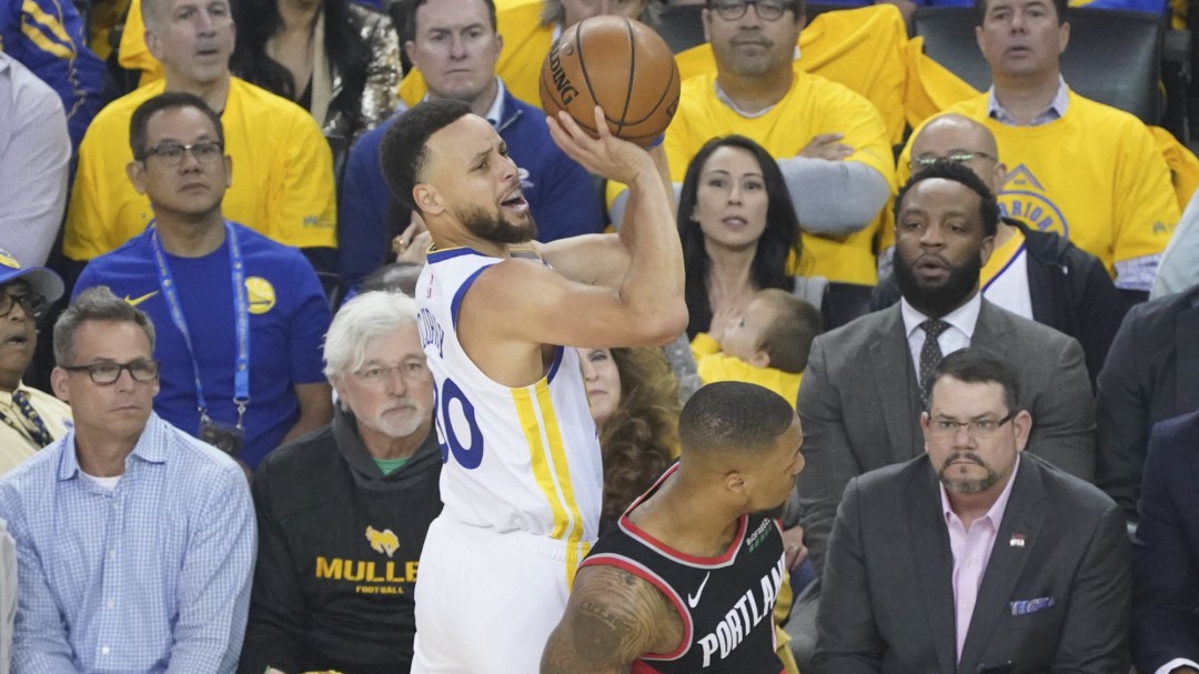 Curry guía hacia la victoria a los Warriors en el primer partido de las finales de la Conferencia Oeste