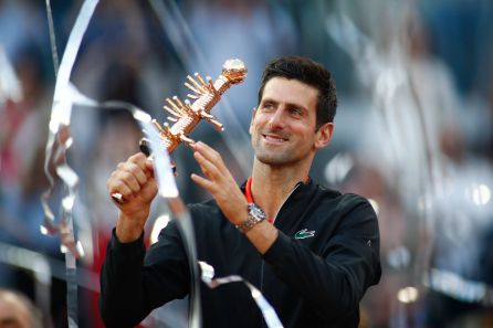 Novak Djokovic con el trofeo de ganador del Mutua Madrid Open Novak Djokovic con el trofeo de ganador del Mutua Madrid Open