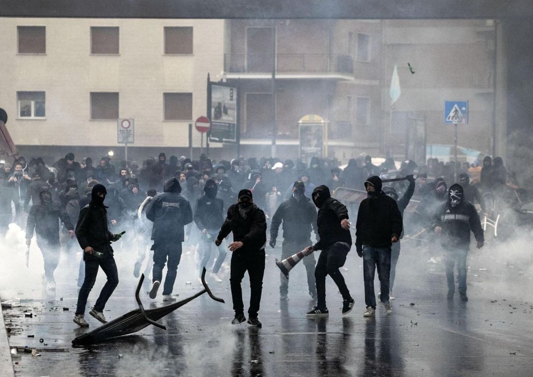 Enfrentamientos entre los ultras de Lazio y la policía antes del partido Enfrentamientos entre los ultras de Lazio y la policía antes del partido