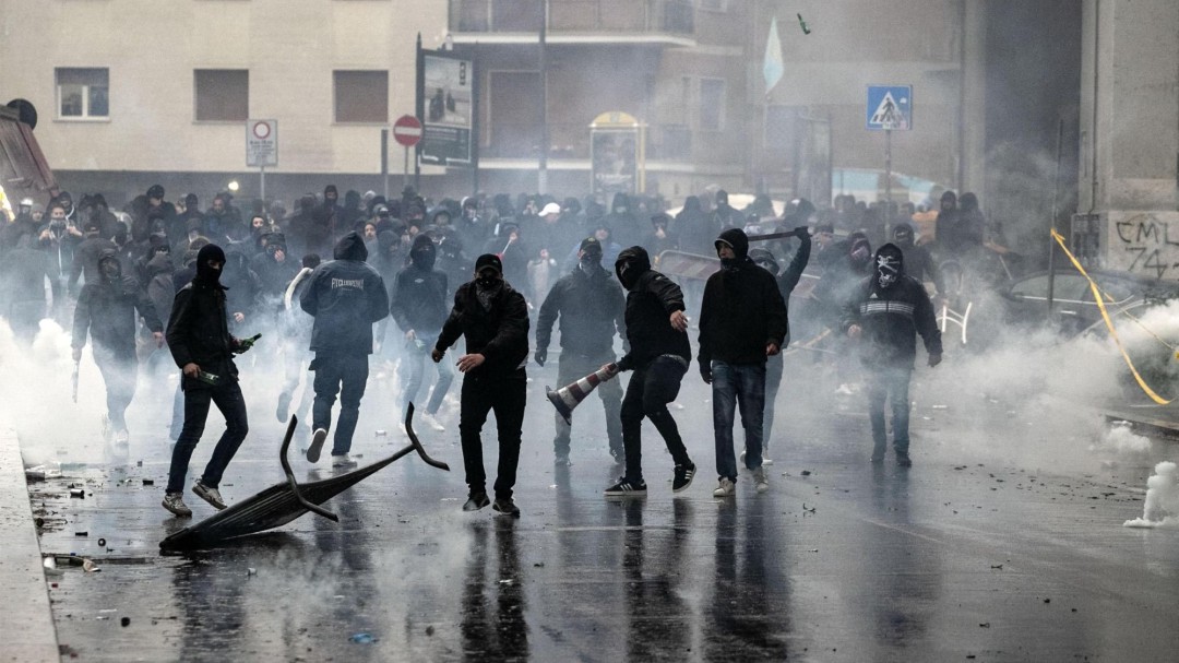 Los hinchas del Lazio se enfrentan a la policía antes de la Copa Italia
