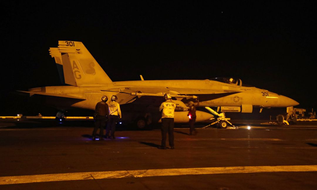 F-18 Super Hornet de EEUU listo para despegar desde el portaviones USS Abraham Lincoln. F-18 Super Hornet de EEUU listo para despegar desde el portaviones USS Abraham Lincoln.