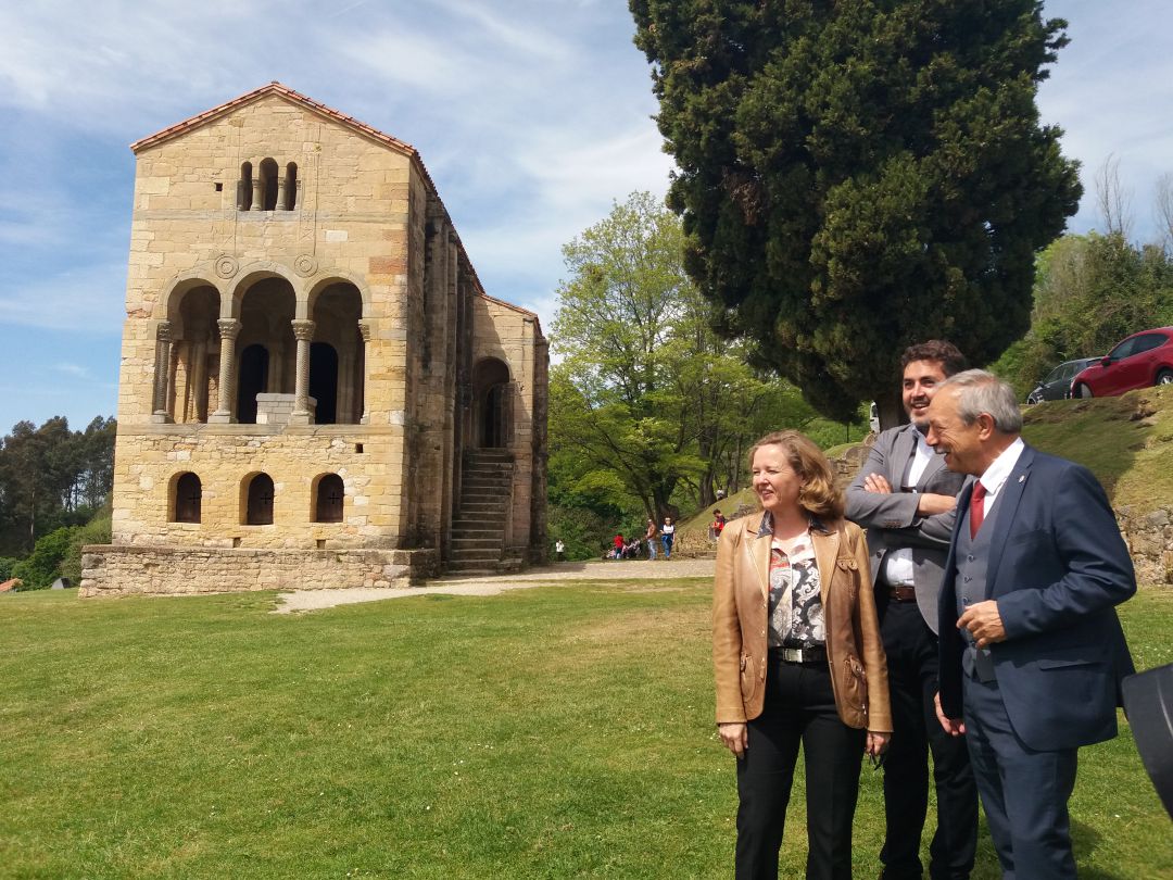 La ministra de Economía, Nadia Calviño, visita Santa María del Naranco con el candidato a la reelección a la alcaldía de Oviedo, Wenceslao López y el candidato al parlamento europeo, Jonás Fernández. La ministra de Economía, Nadia Calviño, visita Santa María del Naranco con el candidato a la reelección a la alcaldía de Oviedo, Wenceslao López y el candidato al parlamento europeo, Jonás Fernández.