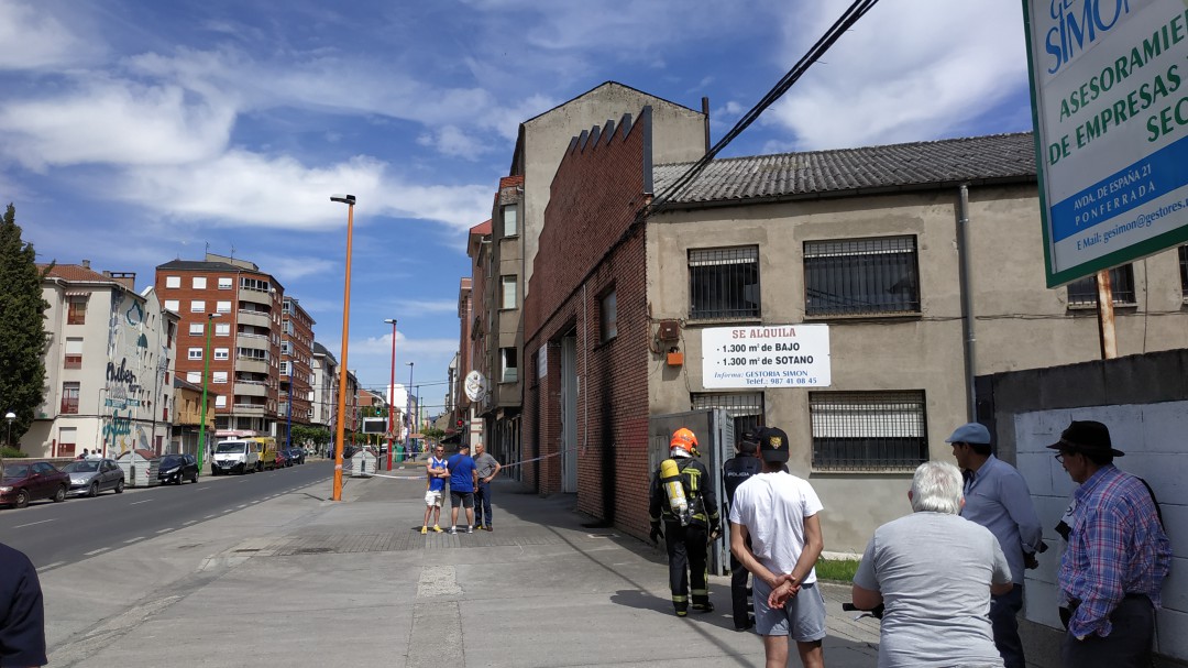 Los bomberos de Ponferrada sofocan un incendio en una nave industrial de Flores