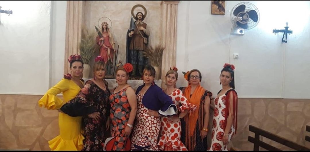Vecinas de Santa Eulalia posan junto a San Isidro Vecinas de Santa Eulalia posan junto a San Isidro