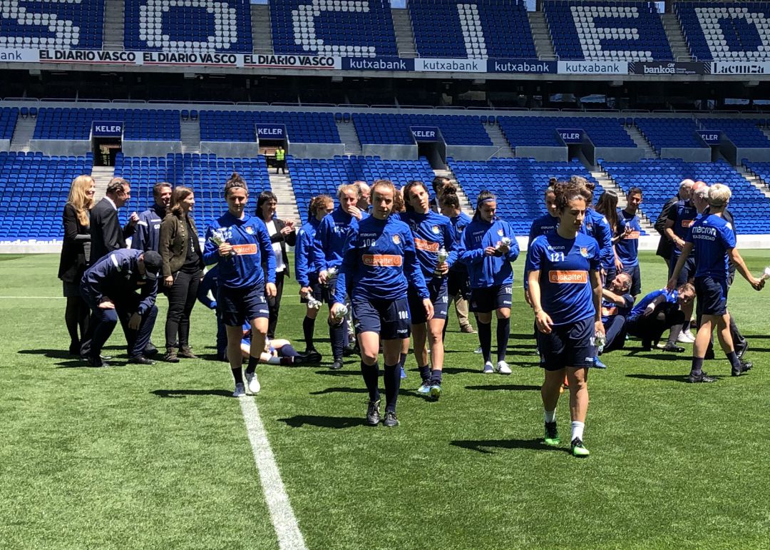 Marta Cardona mira la réplica de la Copa en Anoeta en segundo plano, detrás de Carla Bautista Marta Cardona mira la réplica de la Copa en Anoeta en segundo plano, detrás de Carla Bautista