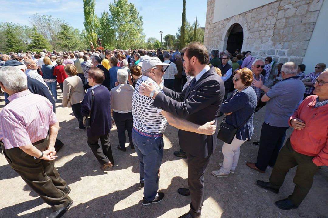 El alcalde se saluda con un vecino en San Isidro, donde coincidieron varios candidatos El alcalde se saluda con un vecino en San Isidro, donde coincidieron varios candidatos