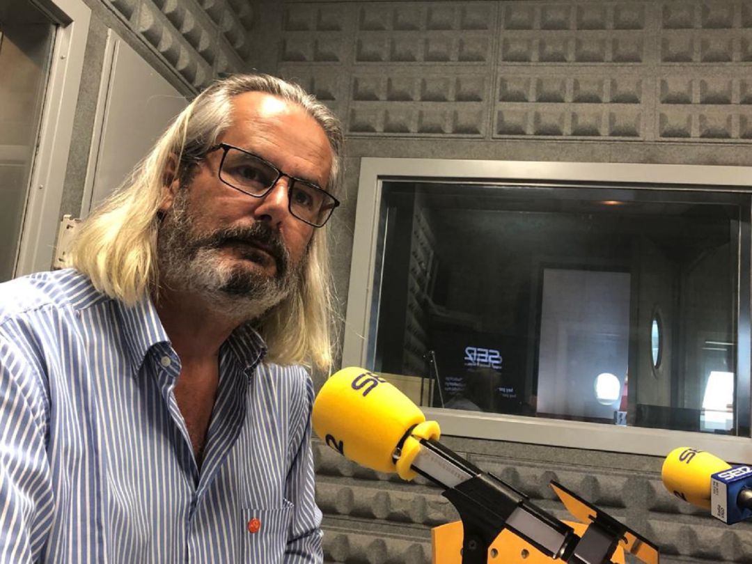Javier Alonso en los estudios de Radio Vigo Javier Alonso en los estudios de Radio Vigo