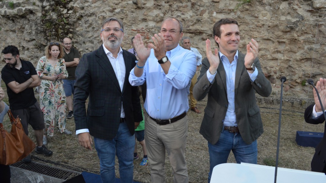 Pizarro apela a su gestión y a la hermosura de Plasencia ante Casado, Zoido y Monago