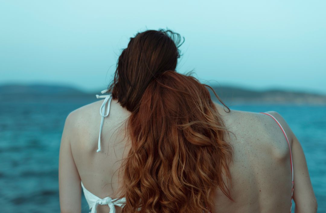 Dos mujeres apoyandose tiernamente. Dos mujeres apoyandose tiernamente.
