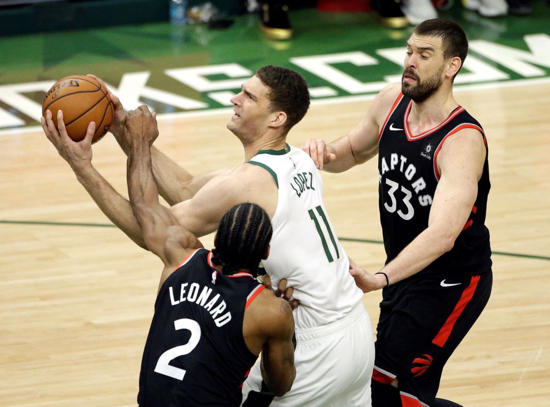 Bucks remontan y se imponen sobre Raptors Bucks remontan y se imponen sobre Raptors