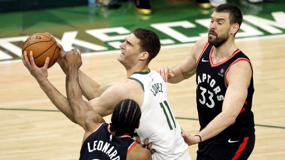 Brook López guía a los Bucks hacia la remontada ante los Raptors de Gasol