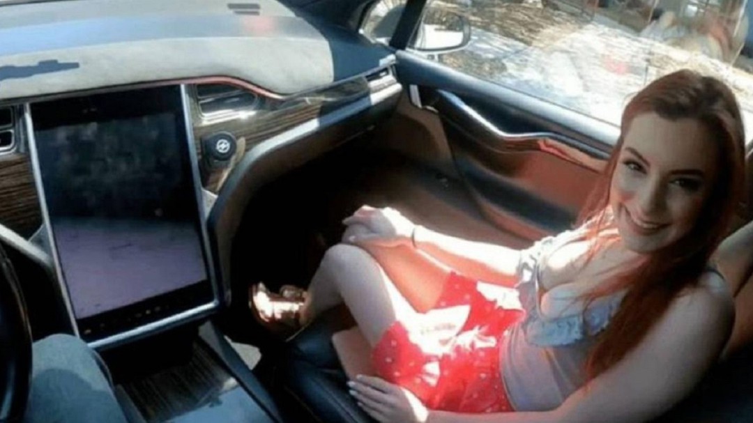 La primera escena porno grabada en un Tesla con el piloto automático activado