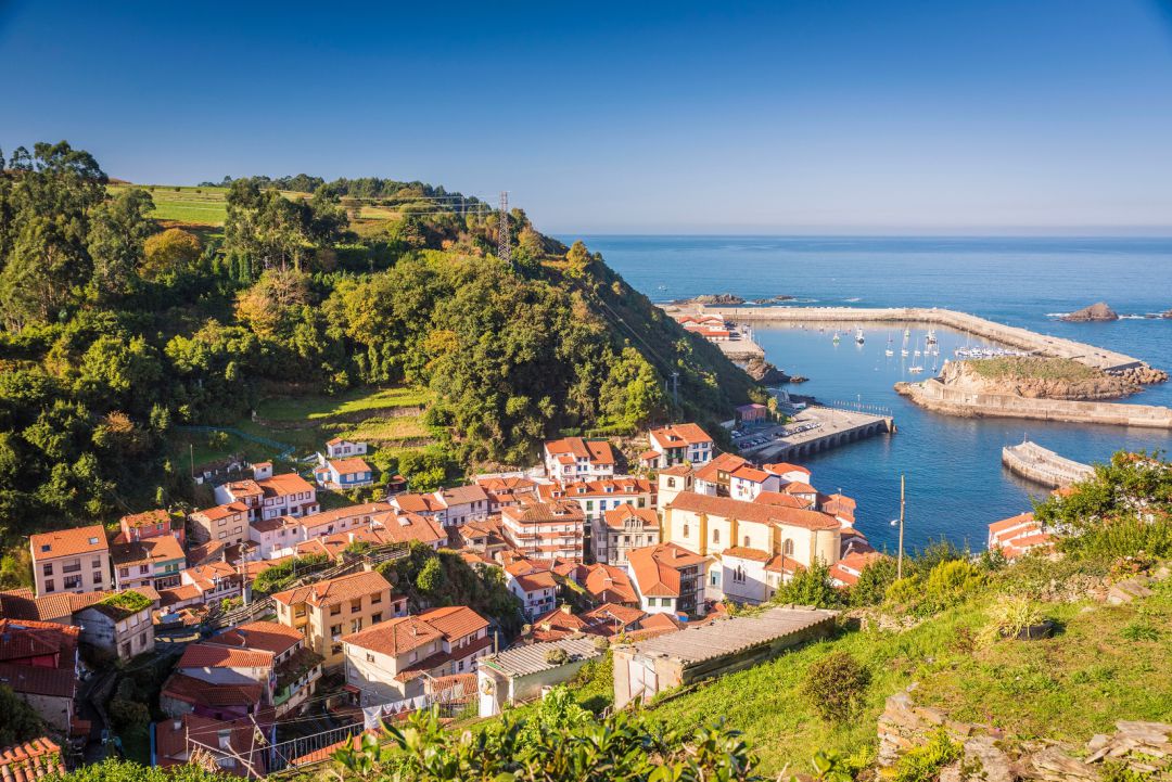 Vista de cudillero con el puerto nuevo al fondo Vista de cudillero con el puerto nuevo al fondo