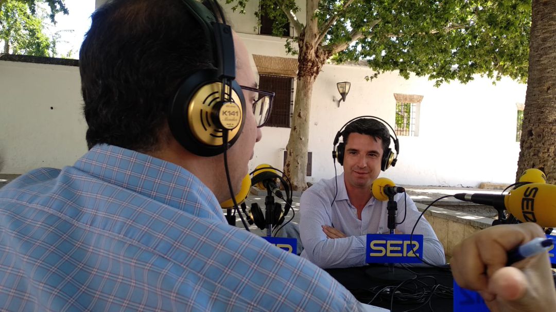 El candidato de Izquierda Unida, Pedro García, durante la entrevista con Radio Córdoba en la Plaza del Pocito El candidato de Izquierda Unida, Pedro García, durante la entrevista con Radio Córdoba en la Plaza del Pocito