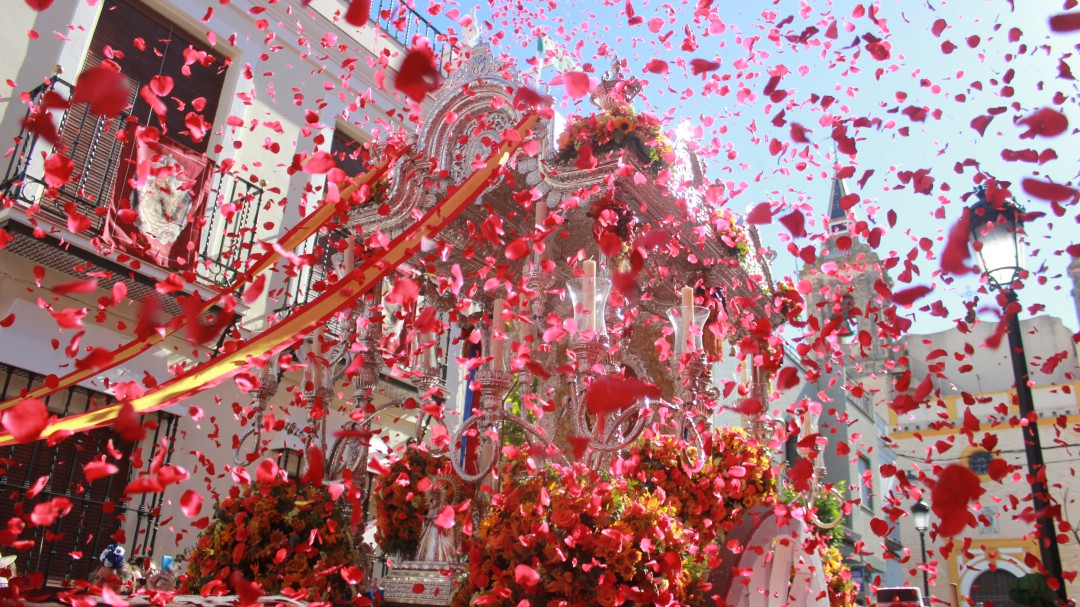 La Puebla del Río impone su Medalla de Oro a su Hermandad del Rocío