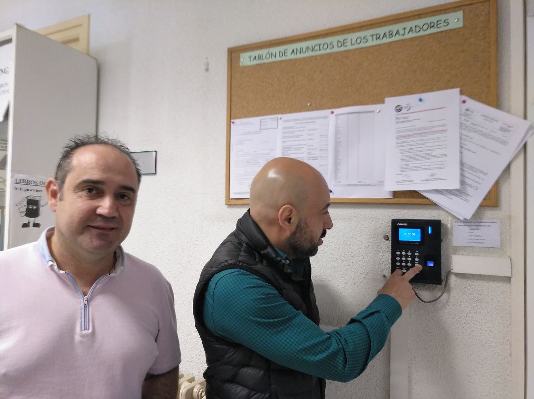Registro horario de los trabajadores de la sede de UGT de Valladolid, con Óscar Lobo junto al dispositivo Registro horario de los trabajadores de la sede de UGT de Valladolid, con Óscar Lobo junto al dispositivo