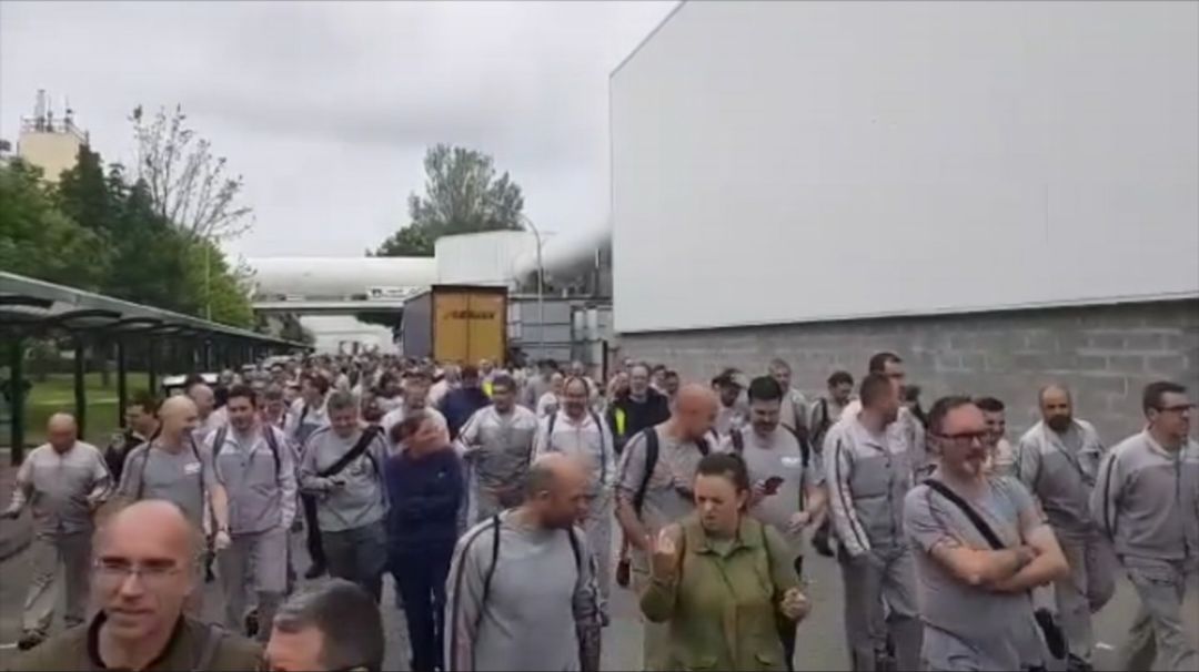 Trabajadores durante el paro de dos horas del turno de mañana Trabajadores durante el paro de dos horas del turno de mañana