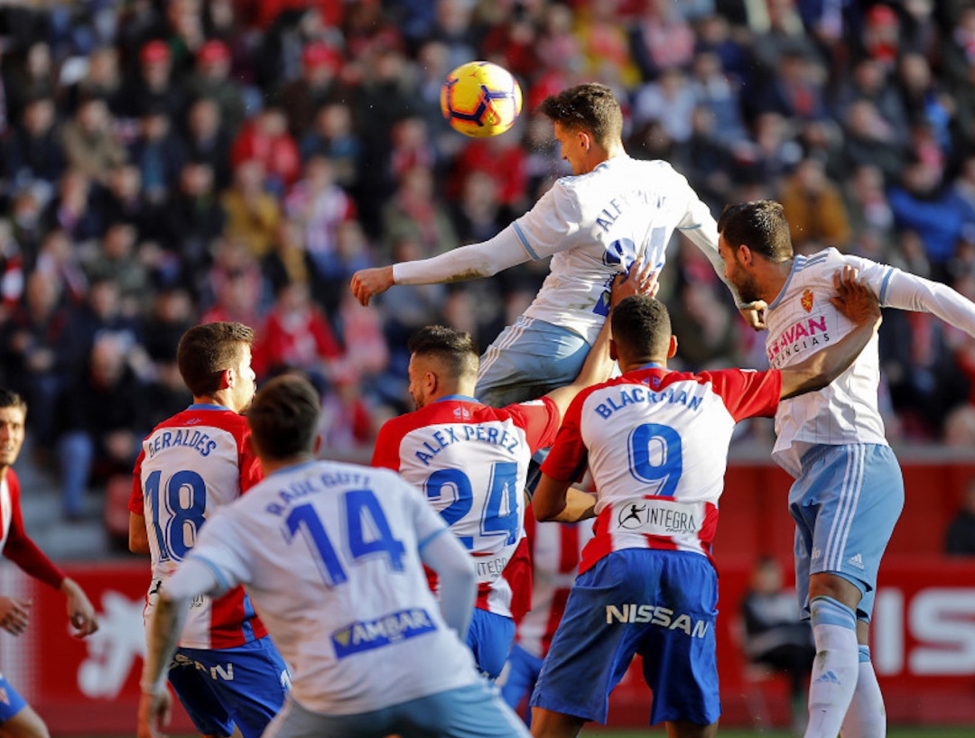 Alex Muñoz marcó con este cabezazo uno de los dos goles que dio la victoria al Real Zaragoza en Gijón Alex Muñoz marcó con este cabezazo uno de los dos goles que dio la victoria al Real Zaragoza en Gijón