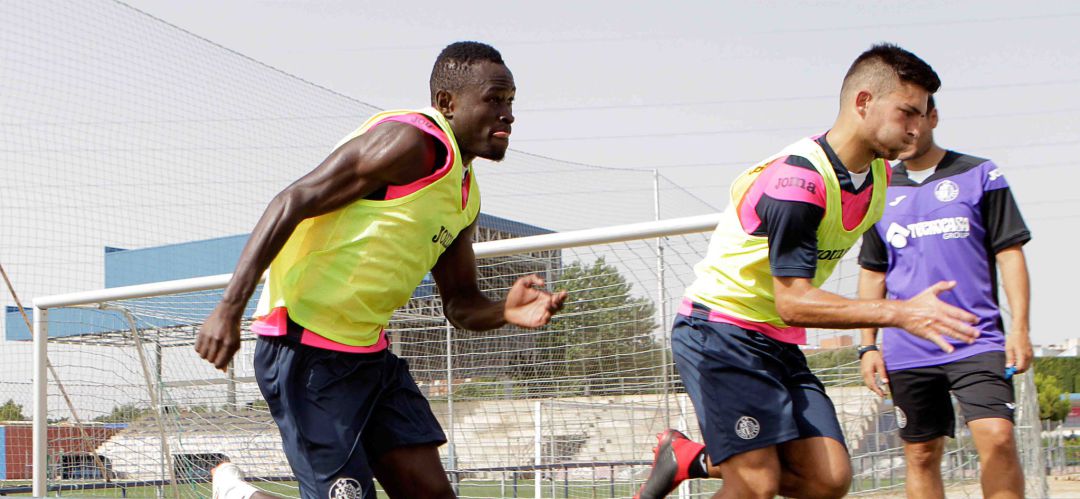 Djené (i) ha disputado esta temporada 34 partidos de Liga, todos como titular, con 2.974 minutos sobre el campo. Djené (i) ha disputado esta temporada 34 partidos de Liga, todos como titular, con 2.974 minutos sobre el campo.