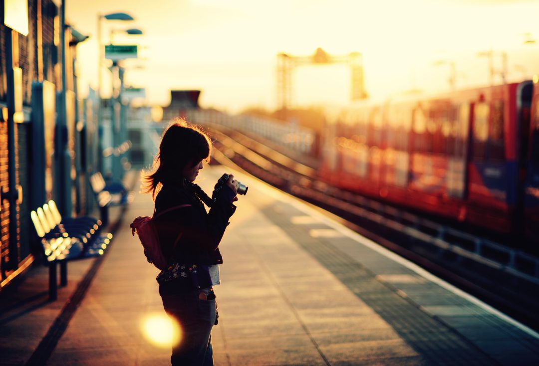 Una mujer sacando una fotografía. Una mujer sacando una fotografía.