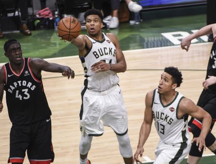 Giannis Antetokounmpo en un partido ante los Raptors. Giannis Antetokounmpo en un partido ante los Raptors.