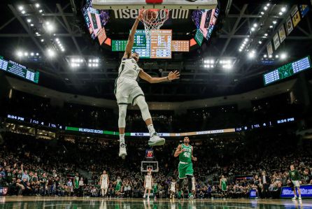 Giannis Antetokounmpo machaca el aro en la canasta de los Boston Celtics. Giannis Antetokounmpo machaca el aro en la canasta de los Boston Celtics.