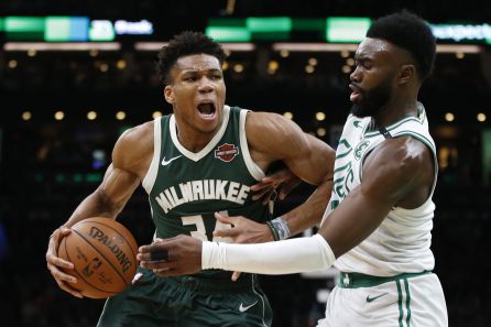 Giannis Antetokounmpo ante la defensa de Jaylen Brown. Giannis Antetokounmpo ante la defensa de Jaylen Brown.