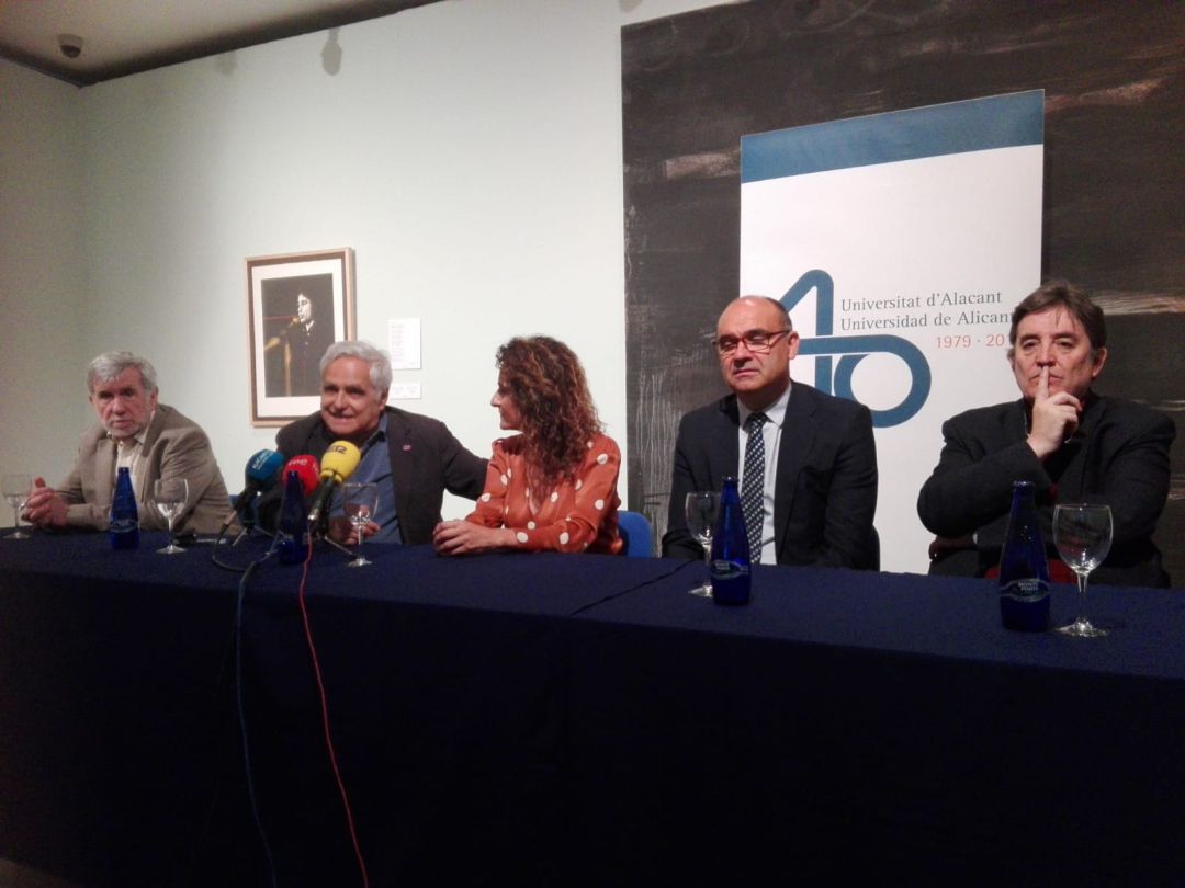 El periodista Juan Cruz, ante los micrófonos, elogia a su amigo Benedetti, acompañado entre otros por Luis García Montero (d), director del Instituto Cervantes, que ha anunciado un congreso sobre el autor en Alicante. El periodista Juan Cruz, ante los micrófonos, elogia a su amigo Benedetti, acompañado entre otros por Luis García Montero (d), director del Instituto Cervantes, que ha anunciado un congreso sobre el autor en Alicante.