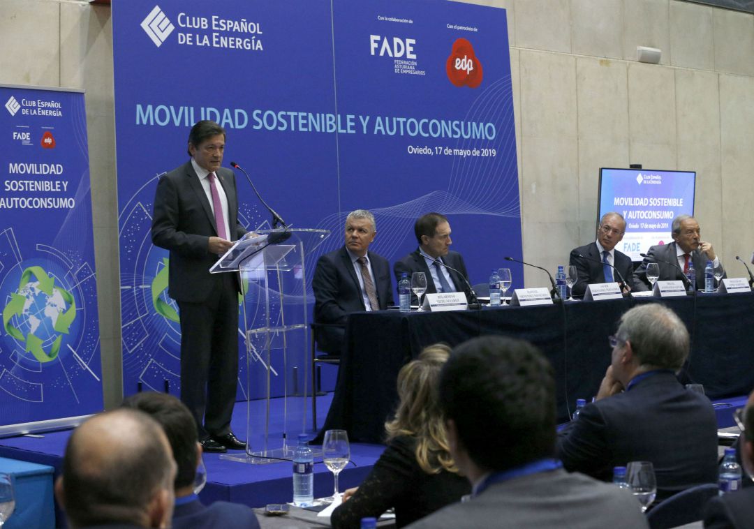 El presidente advierte de que la decisión sobre el ritmo de la transición energética es política. Le observa el presidente de FADE, Belarmino Feito, y a su lado el máximo ejecutivo de EDP España Manuel Menéndez. El presidente advierte de que la decisión sobre el ritmo de la transición energética es política. Le observa el presidente de FADE, Belarmino Feito, y a su lado el máximo ejecutivo de EDP España Manuel Menéndez.