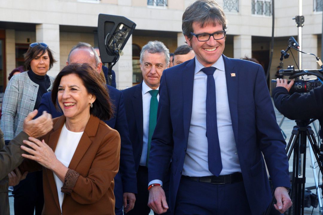 El PNV ampliaría su mayoría en las tres capitales pero en Vitoria solo le separan dos décimas con EH Bildu El PNV ampliaría su mayoría en las tres capitales pero en Vitoria solo le separan dos décimas con EH Bildu