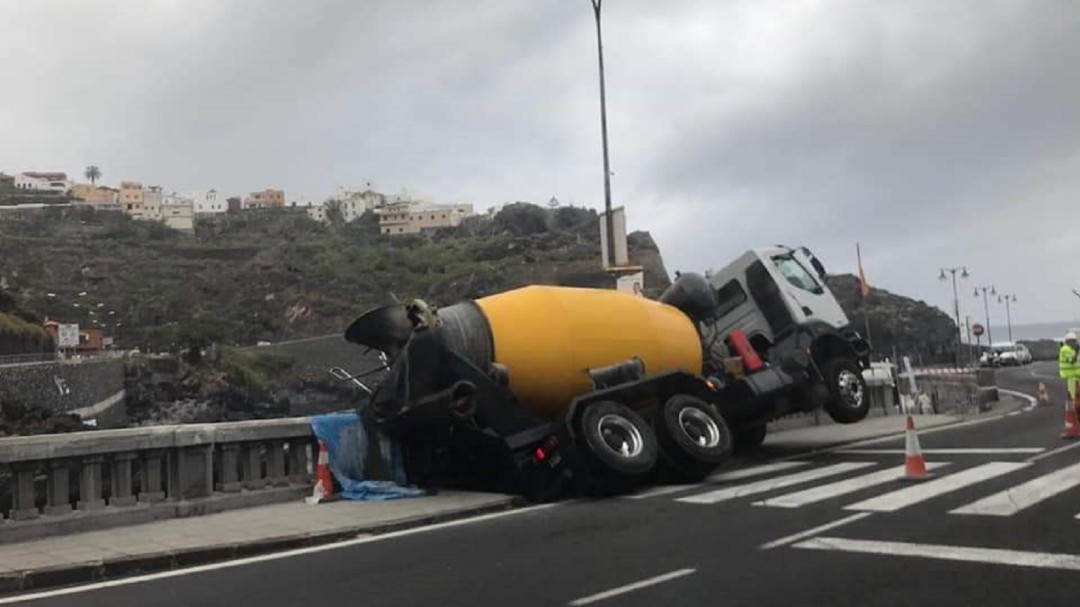 Una hormigonera a punto de caer a la playa en Garachico al ceder la calzada