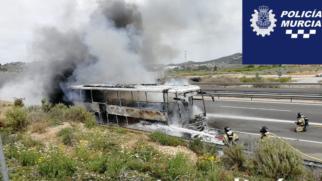 Arde un autobús en la A7, a la altura de Cabezo de Torres