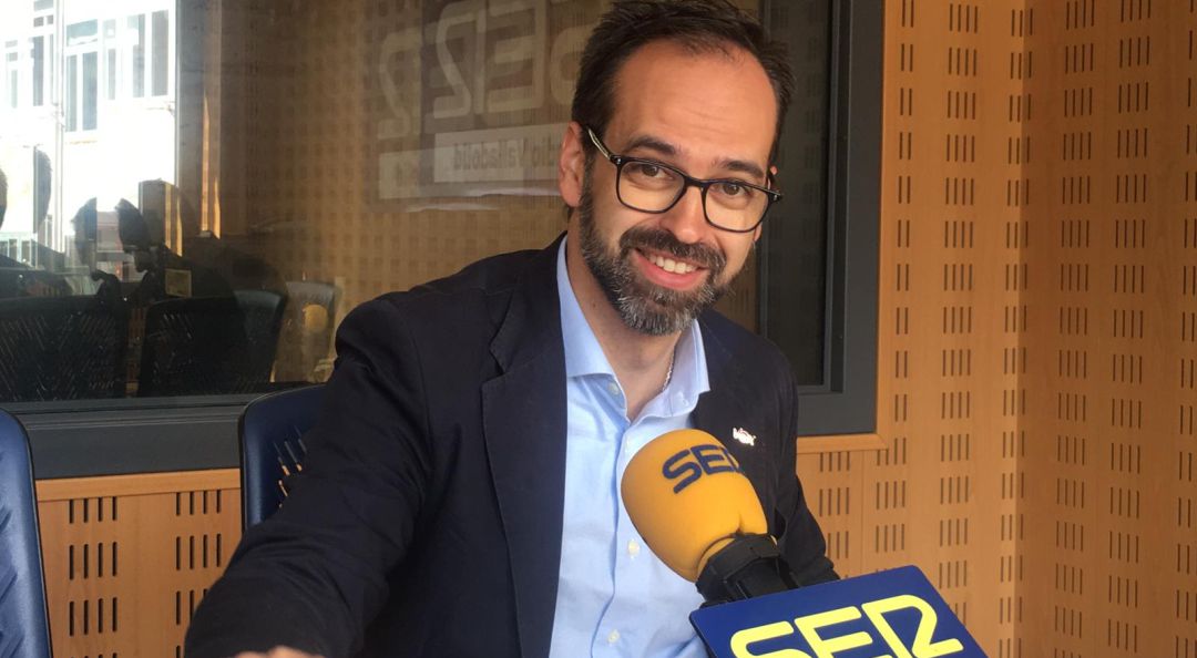 "No es contradictorio pretender eliminar las autonomías y querer presidir una de ellas" "No es contradictorio pretender eliminar las autonomías y querer presidir una de ellas"