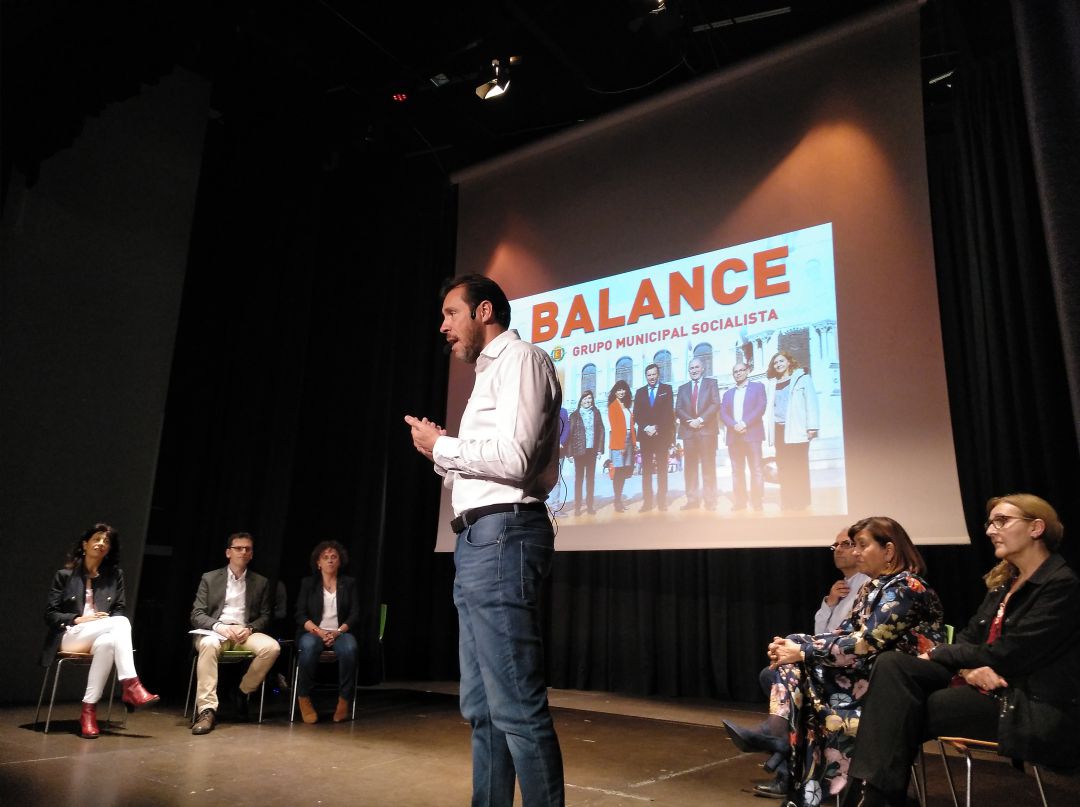 Óscar Puente realiza el balance de la legislatura junto a los concejales socialistas en el centro cívico Bailarín Vicente Escudero Óscar Puente realiza el balance de la legislatura junto a los concejales socialistas en el centro cívico Bailarín Vicente Escudero