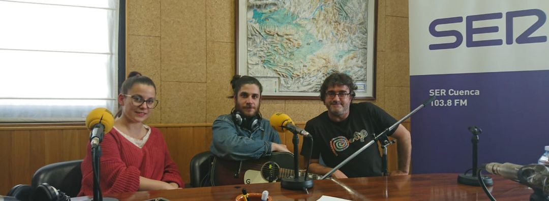 Sonia y Javi, de Fizzy Soup, en el estudio de SER Cuenca con Paco Auñón, director del programa Hoy por Hoy Cuenca. Sonia y Javi, de Fizzy Soup, en el estudio de SER Cuenca con Paco Auñón, director del programa Hoy por Hoy Cuenca.