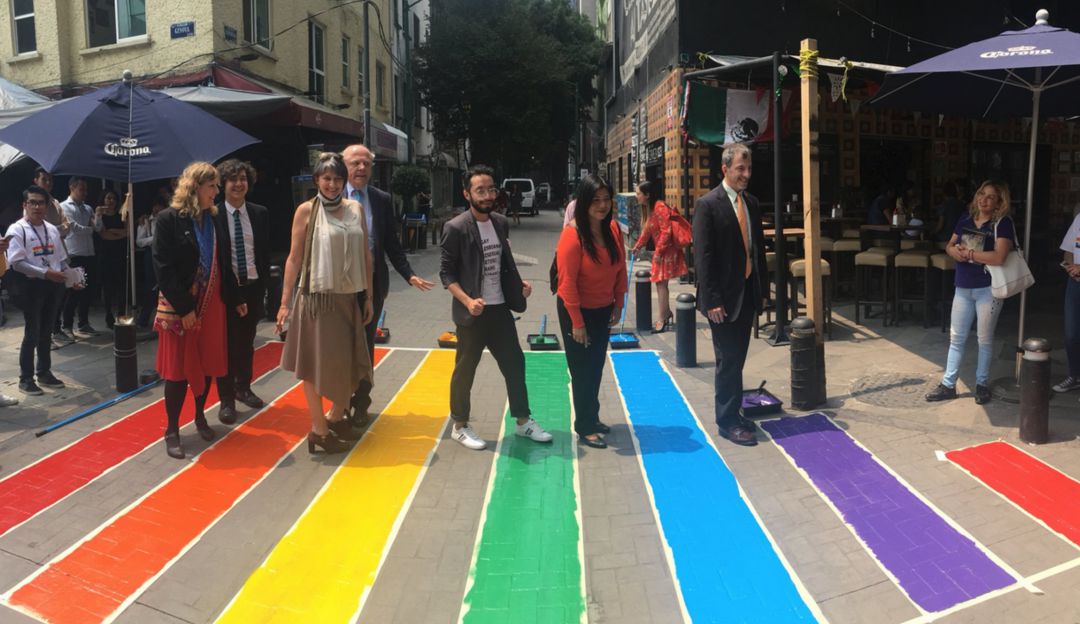 Paso de peatones con los colores del arcoíris en Ciudad de México. Paso de peatones con los colores del arcoíris en Ciudad de México.