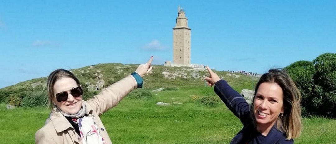 Marta Rivera y Mónica Martínez señalan a la Torre de Hércules Marta Rivera y Mónica Martínez señalan a la Torre de Hércules