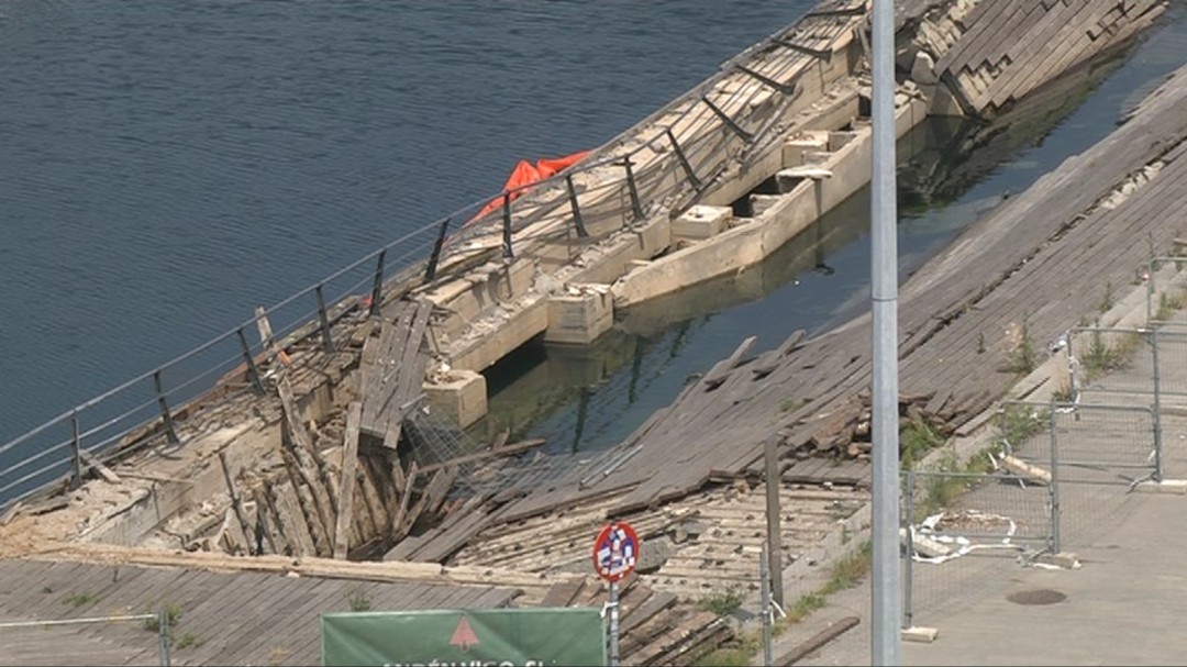 Crece la tensión entre el Puerto y el Concello por la reparación del paseo de madera de As Avenidas