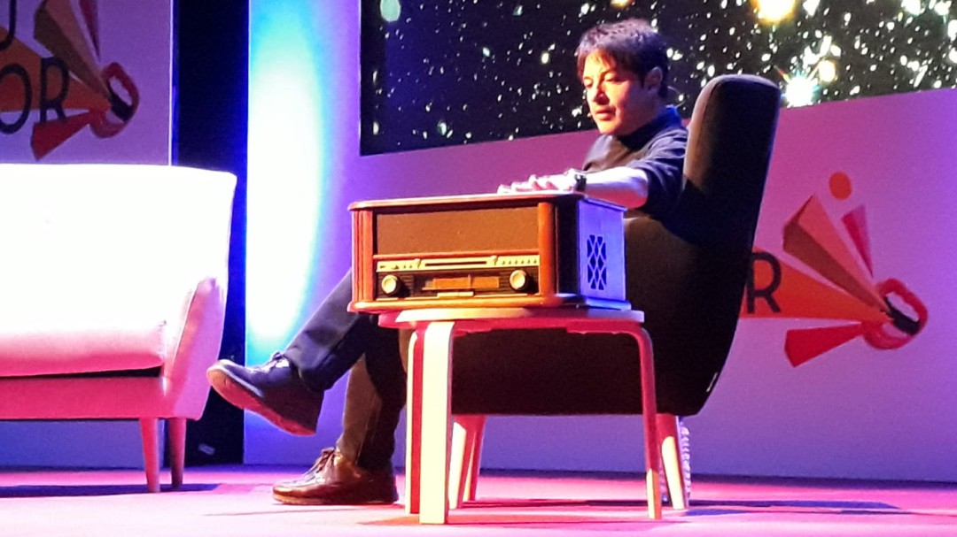 La radio, la poesía, el amor y el humor, con un "conquistador¨¨" `Juan Carlos Ortega