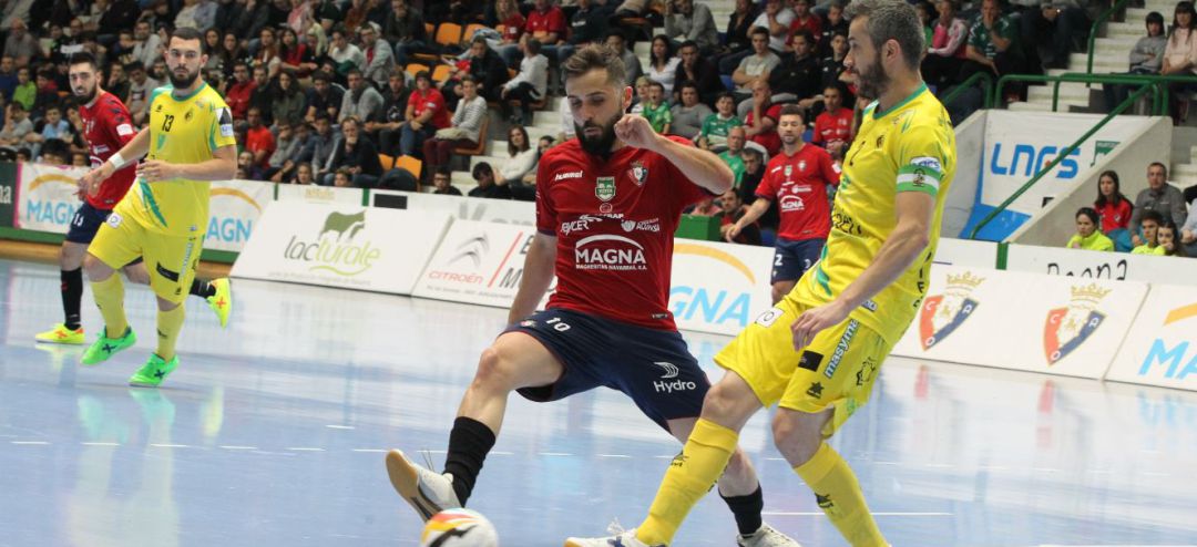 Mauricio intenta sacar la pelota con la presión de un jugador de Osasuna Magna. Mauricio intenta sacar la pelota con la presión de un jugador de Osasuna Magna.