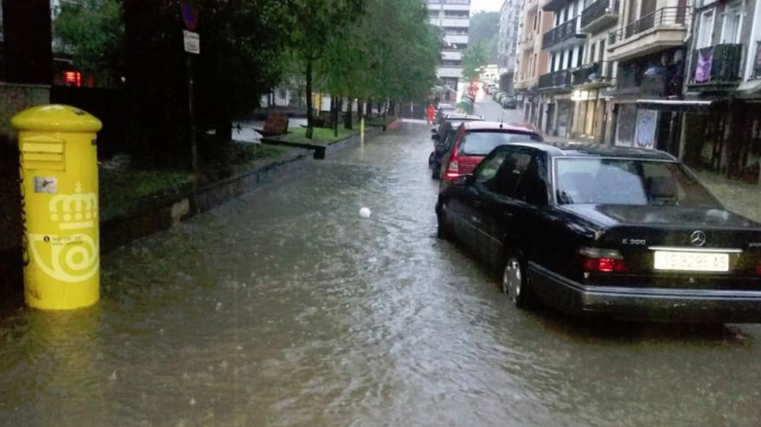 Calles convertidas en avenidas de agua en Errenteria