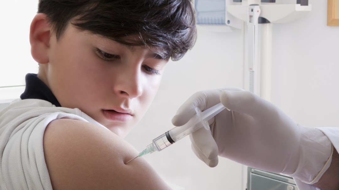 Sanidad revacunará de la meningitis a todos los adolescentes de 12 a 18 años