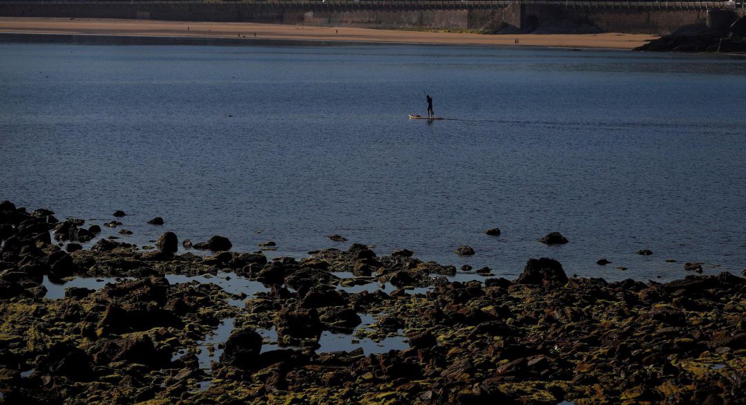 Un hombre practica paddle surf en la playa de La Concha de San Sebastián.
Un hombre practica paddle surf en la playa de La Concha de San Sebastián.