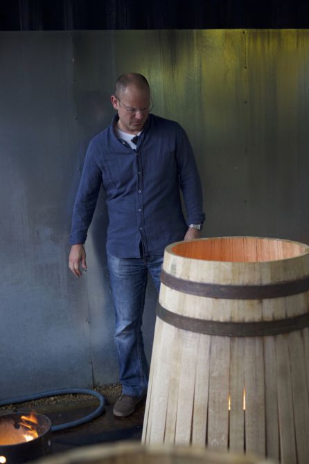Antes que director de bodega, Alejandro Simó fue tonelero. Antes que director de bodega, Alejandro Simó fue tonelero.