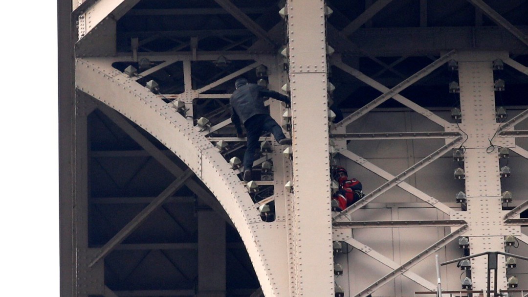 Evacúan la Torre Eiffel después de avistar a un hombre escalándola