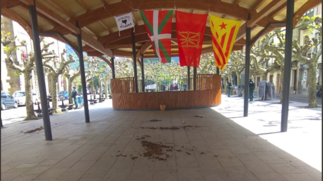 Esparcen estiércol antes de un acto del PP con Cayetana Álvarez de Toledo