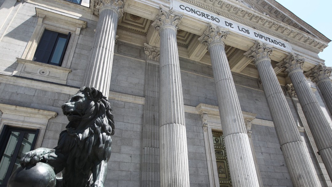 Una sesión de investidura solemne teñida de excepcionalidad